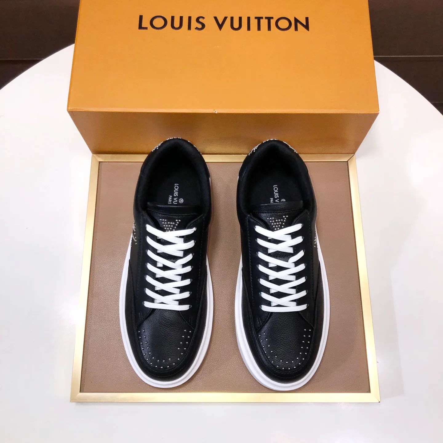 Factory batch 640💰original development, quality shipment, welcome to compare - LV sneaker series sports shoes introduce the loose silhouette of the ready-to-wear series into the spring and summer men's wear shows and make an eye-catching appearance. The cow leather upper is combined with rough fabric laces, and colorful beading highlights the brand's classic elements. LV letters mark the tongue and Monogram floral outsole. Mixed materials Made of top-grain cowhide, thick shoelace design, large Monogram print on the side, mesh lining and cotton feet, the comfort is as extreme as ever, premium heritage, quality first, worth owning! Size: Men’s 38-45 (45 is custom-made and cannot be returned or exchanged)